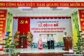 Đồng chí Phạm Văn Trọng - Tỉnh Ủy viên, Phó Chủ tịch UBND tỉnh Tiền Giang trao Quyết định của UBND tỉnh Tiền Giang về việc công nhận Làng nghề Kiểng cổ mai nu xã Thạnh Nhựt huyện Gò Công Tây.