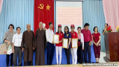 Hội Nạn nhân chất độc da cam huyện trao thư cảm ơn cho nhà tài trợ.