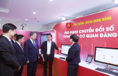 Tổng Bí thư Tô Lâm tham quan các sản phẩm ứng dụng chuyển đổi số trong các cơ quan Đảng tại Hội nghị tổng kết năm 2024 của Văn phòng Trung ương.