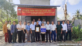 Bàn giao nhà cho hộ bà Nguyễn Thị Minh, ấp Thới An A, xã Long Vĩnh.