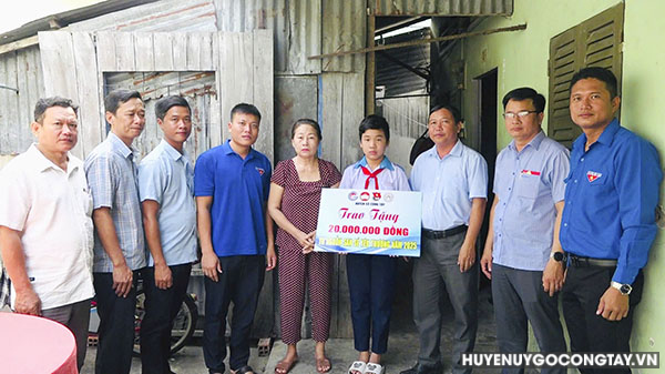 Gò Công Tây- trao tặng tiền hỗ trợ cho học sinh có hoàn cảnh đặc biệt khó khăn