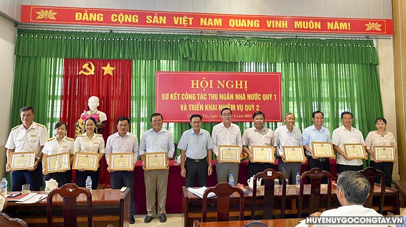 Ông Lê Văn Nê – UVTV Huyện ủy, Phó Chủ tịch UBND huyện khen thưởng cho các tập thể hoàn thành xuất sắc