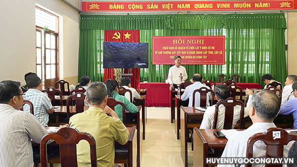 Đồng chí Huỳnh Thanh Bình - Chủ tịch UBND huyện phát biểu tại hội nghị.