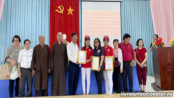 Hội Nạn nhân chất độc da cam huyện trao thư cảm ơn cho nhà tài trợ.