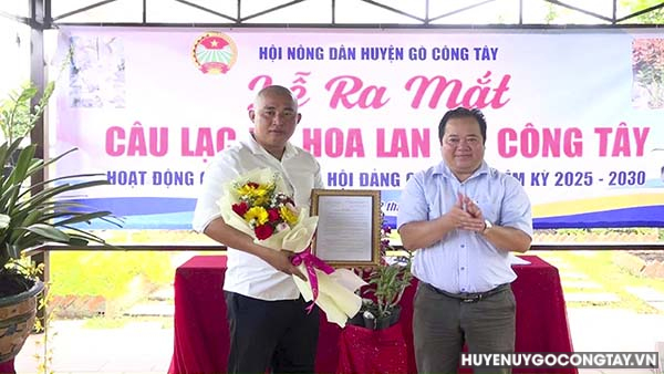 Ông Nguyễn Văn Thơm - Chủ tịch Hội Nông dân huyện trao quyết định thành lập CLB Hoa lan Gò Công Tây cho ông Nguyễn Nhật Hoàng Nhân, Chủ nhiệm Câu lạc bộ.