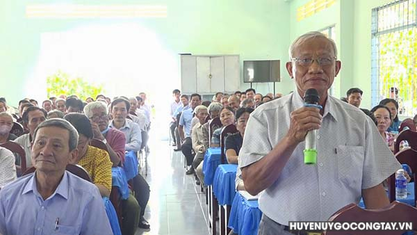 Cử tri xã Thạnh Nhựt phát biểu ý kiến, kiến nghị tại buổi tiếp xúc.
