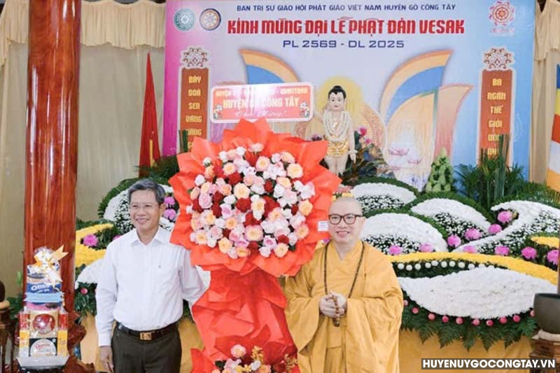 Đồng chí Huỳnh Thanh Bình - Phó Bí thư Huyện ủy, Chủ tịch UBND huyện tặng hoa chúc mừng Ban Trị sự Giáo hội Phật giáo Việt Nam huyện Gò Công Tây nhân dịp Đại lễ Phật đản PL2569 - DL2025