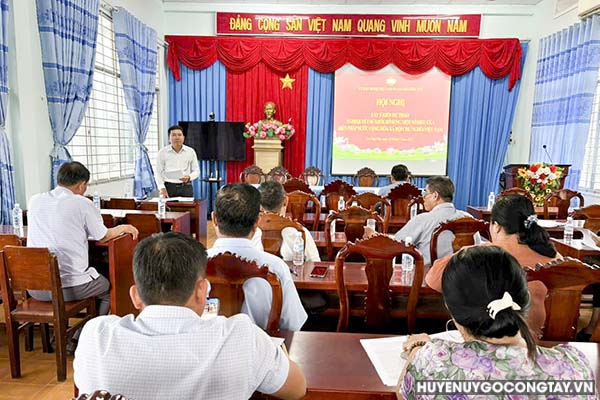 Ông Võ Ngọc Hòa – Huyện ủy viên, Phó Chủ tịch Ủy ban MTTQ Việt Nam huyện trình bày dự thảo Nghị quyết sửa đổi, bổ sung Hiến pháp năm 2013.