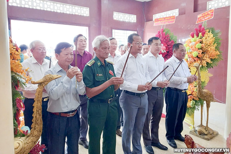 Lãnh đạo huyện Gò Công Tây và huyện Cần Giuộc dâng hương.