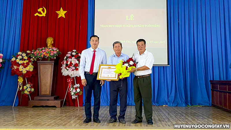 Đồng chí Trần Quốc Bình - Phó Bí thư Thường trực Huyện ủy tham dự và trao Huy hiệu 45 năm tuổi Đảng cho đồng chí Bùi Hồng Kỳ, Đảng bộ xã Bình Tân.