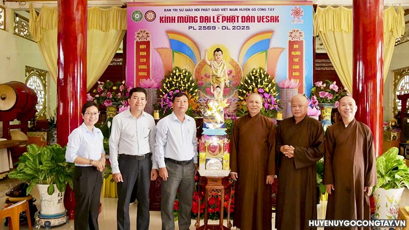 Ban Thường trực Ủy ban MTTQ Việt Nam huyện thăm hỏi, chúc mừng Ban Trị sự Giáo hội Phật giáo Việt Nam huyện.