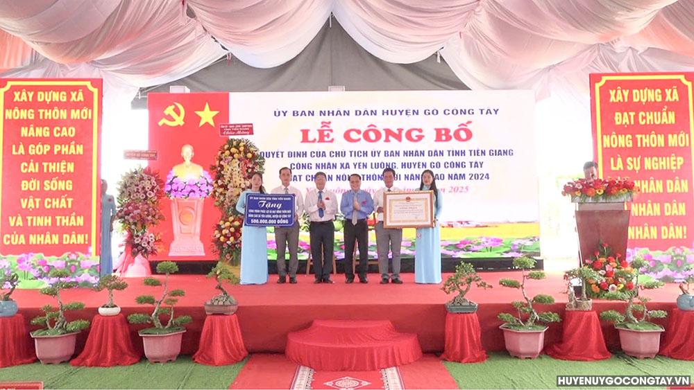 Đồng chí Trần Thanh Nguyên và đồng chí Phạm Văn Trọng trao Bằng công nhận xã đạt chuẩn NTM nâng cao và trao Bảng tượng trưng tặng công trình phúc lợi xã Yên Luông đạt chuẩn NTM nâng cao trị giá 500 triệu đồng.