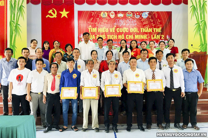 Lãnh đạo, các ngành và đại biểu chụp ảnh cùng các đội dự thi.